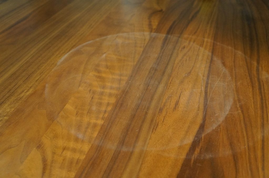 木のテーブルにできた白いシミ
