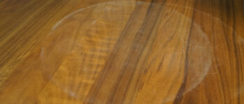 白い跡が付いた木製テーブルにはオリーブオイルが効果的！困ったときこそ消える方法は？