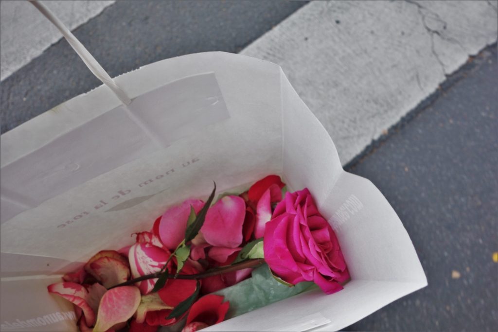 パリのバラ屋さんで花びらを購入！